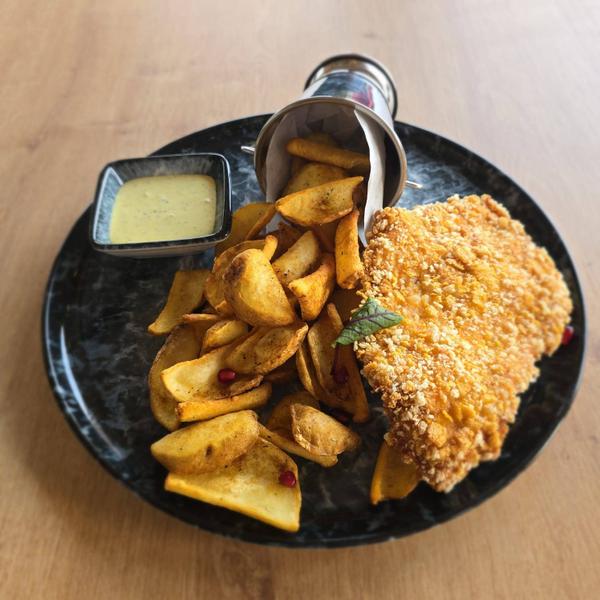 Snitel de Pui Crispy cu Cartofi Prajiti si Sos de Usturoi 370g